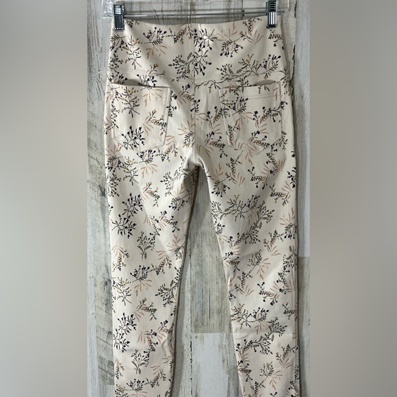 Lysse Cream Floral Print Stretch Leggings with Pockets Ab Control Size Small - Picture 7 of 12